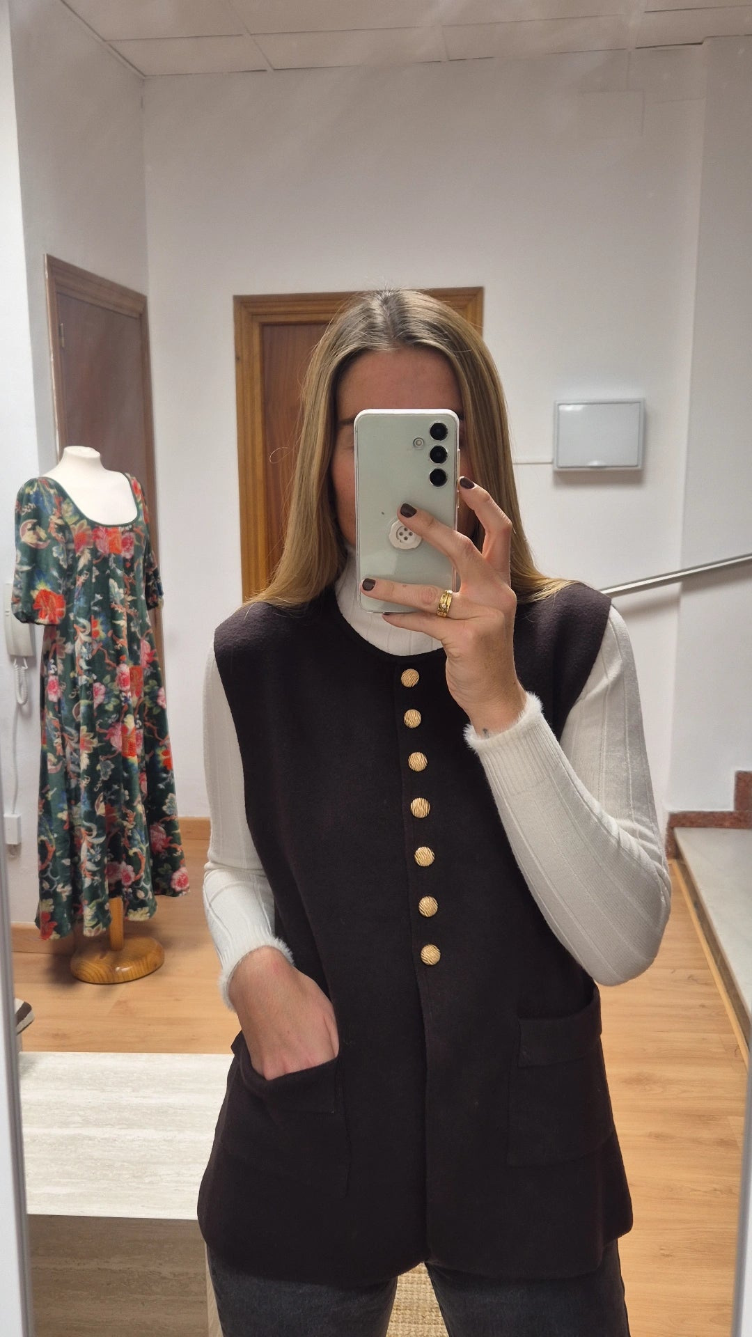 Chaleco botoncitos marrón chocolate