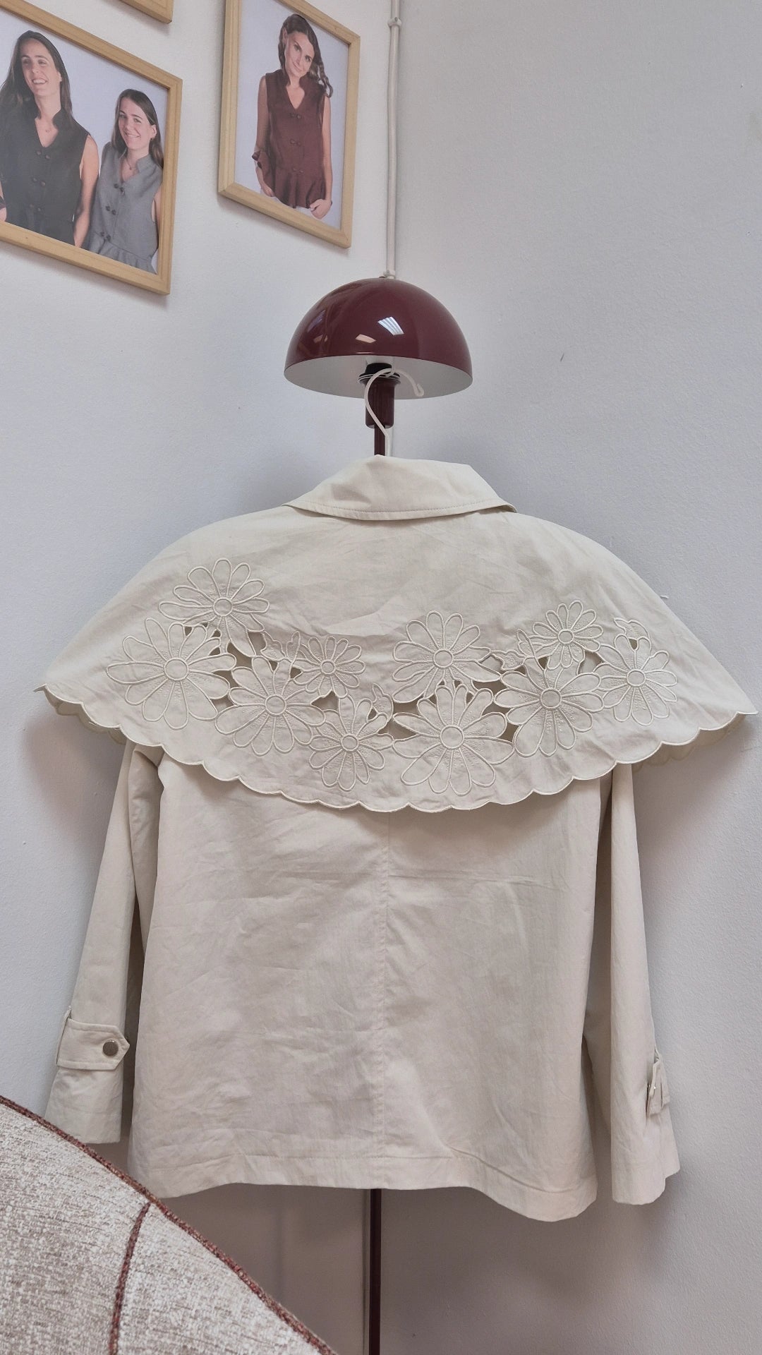 Chaqueta con bordado Suizo