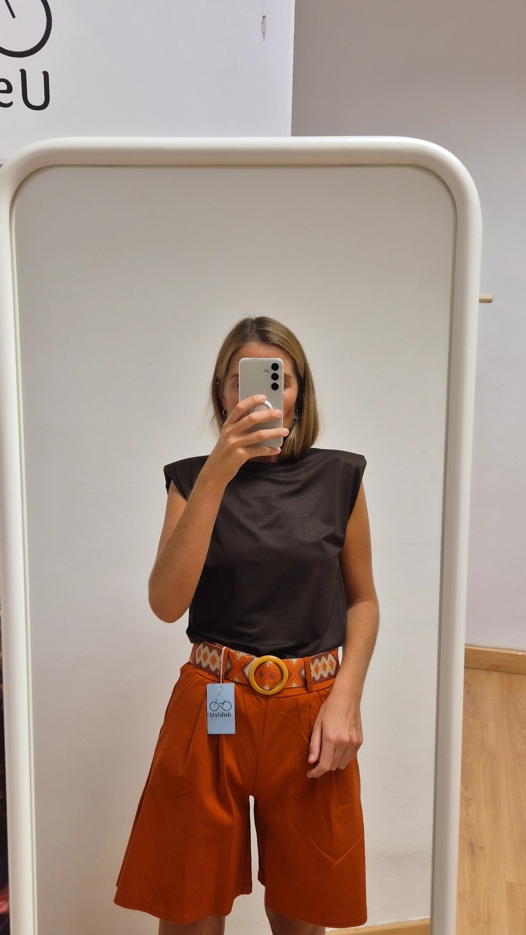 Pantalón corte rodilla teja