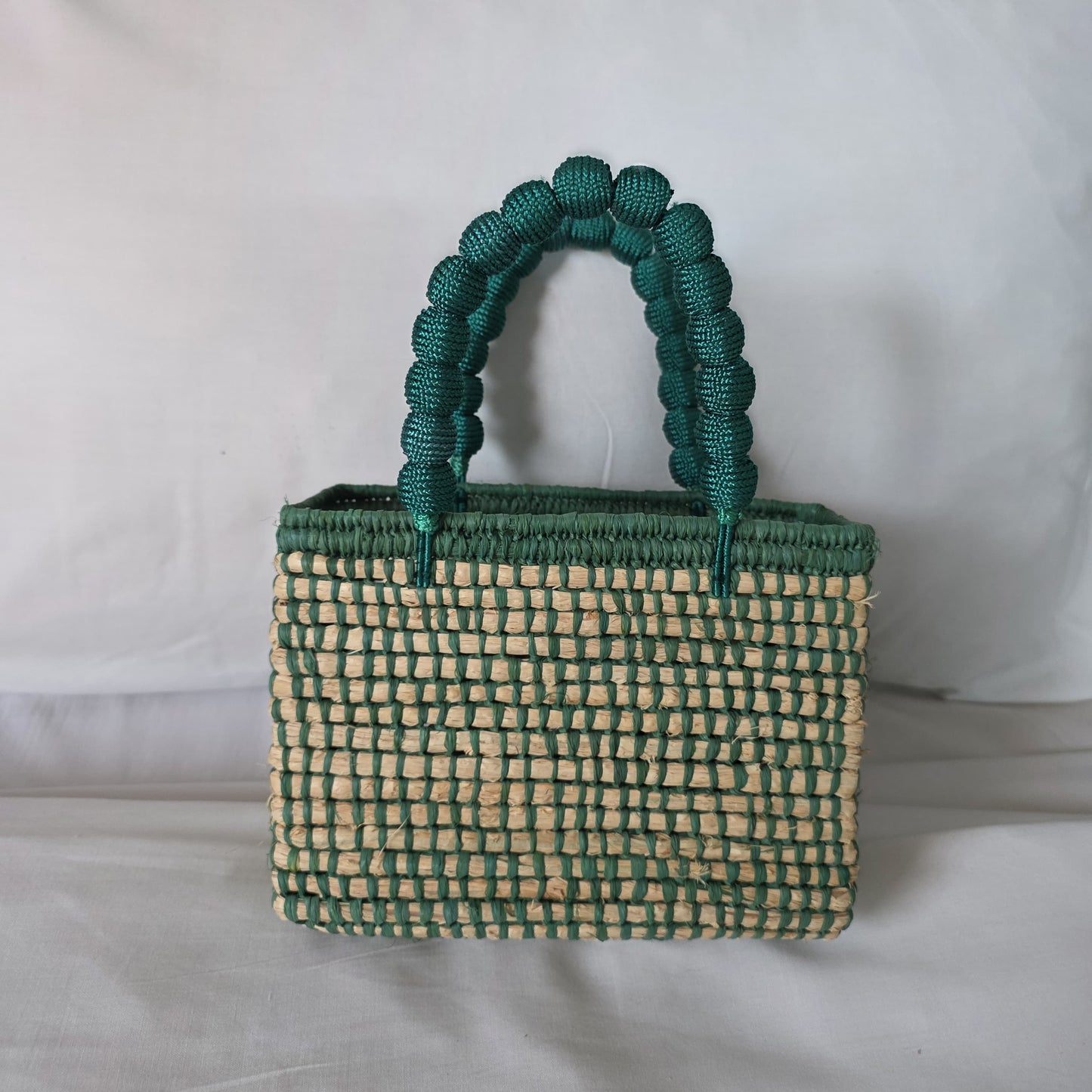 Bolso artesanal de rafia y algodón nácar