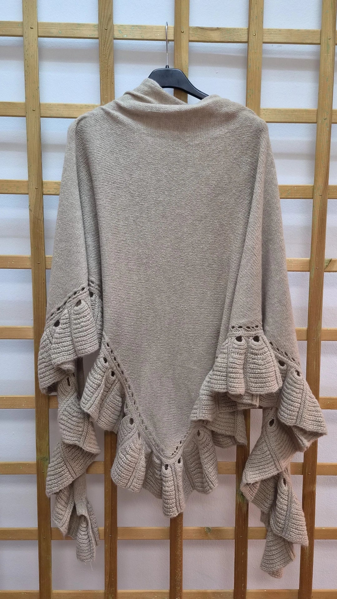 Poncho detalle volante crudo