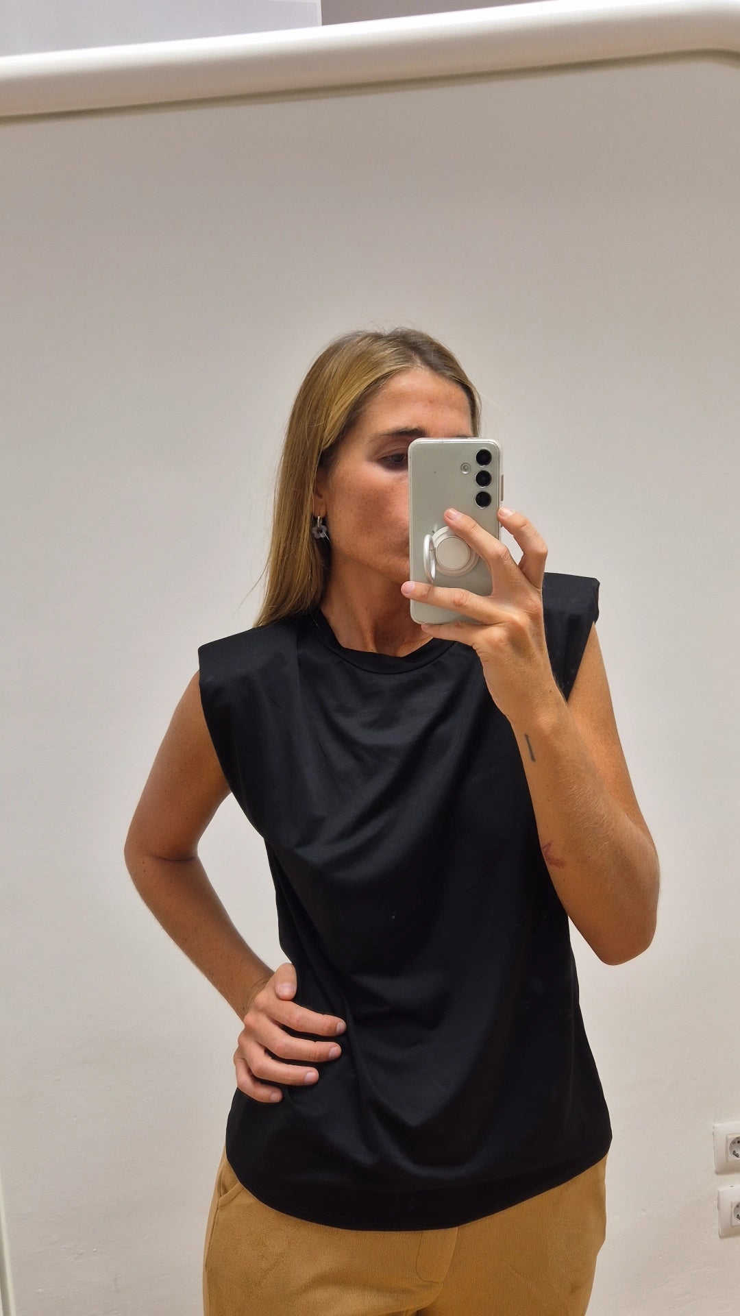 Camiseta negra básica hombreras