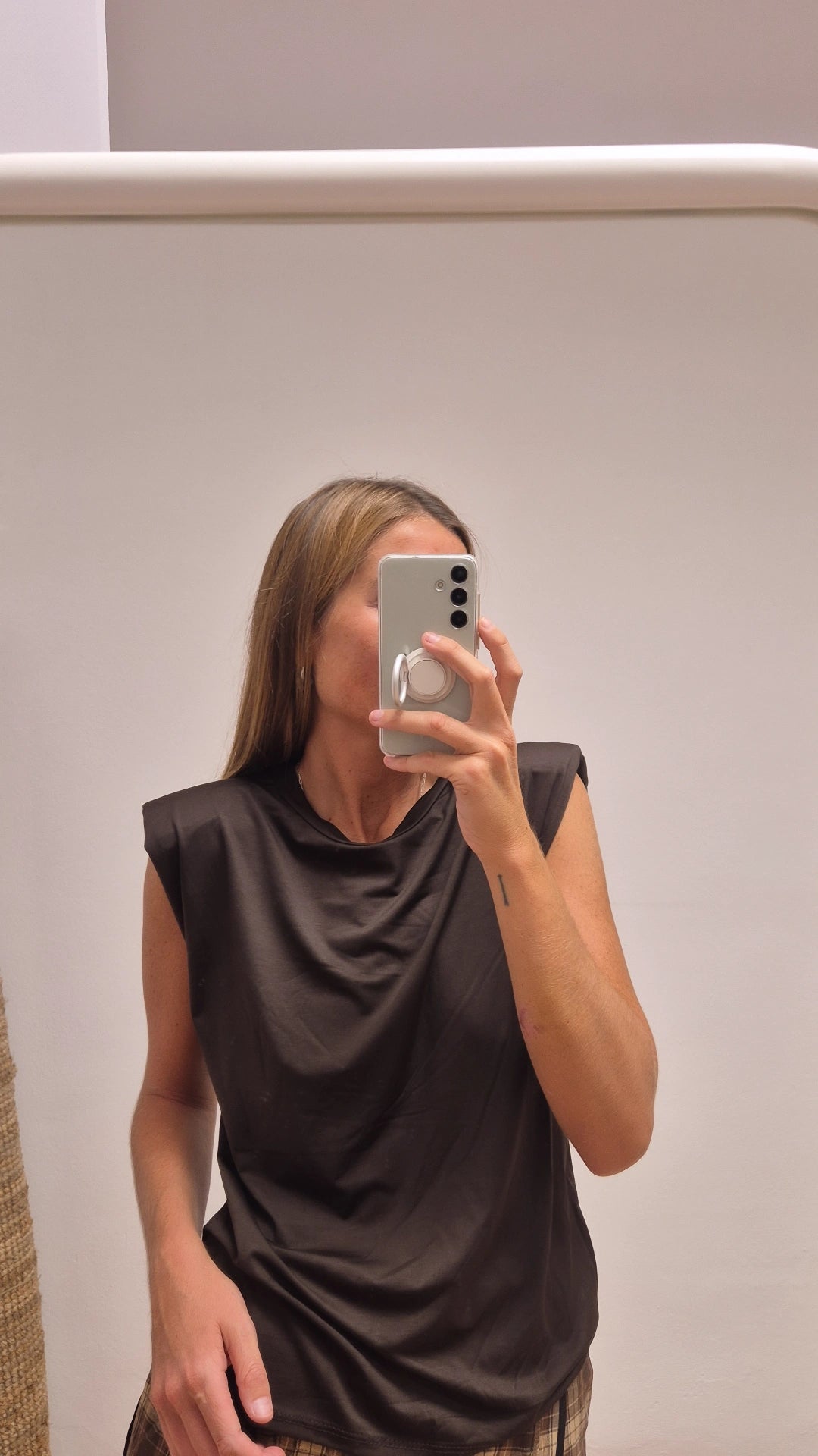 Camiseta marrón básica hombreras