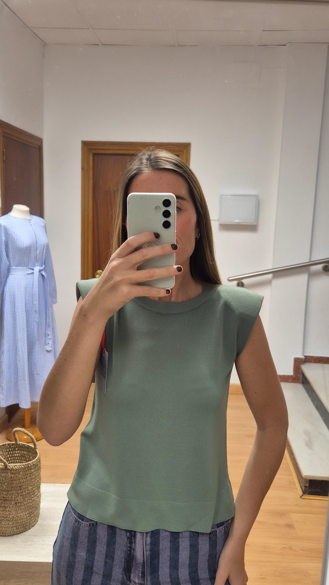 Top de punto con hombreras verde