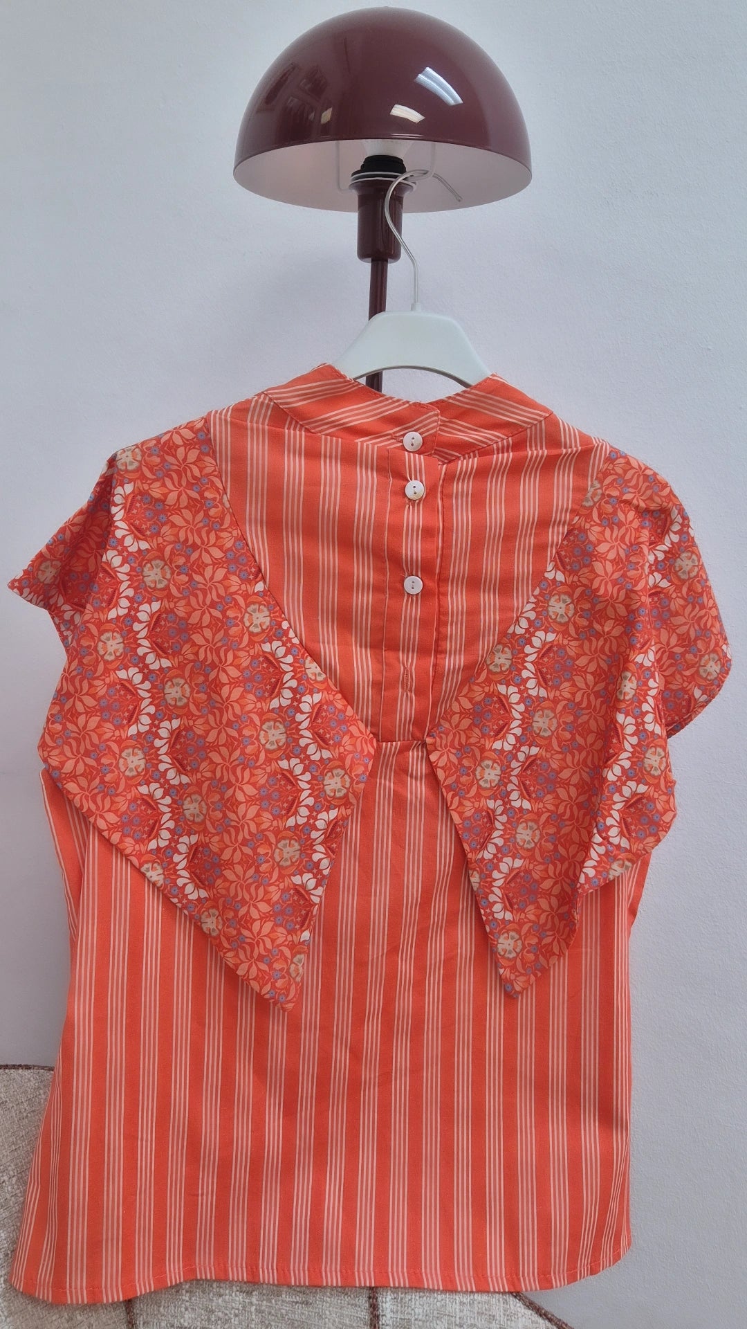 Blusa rayas y estampado coral