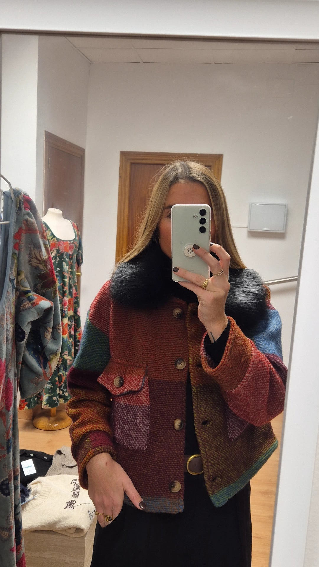 Abrigo colorido detalle pelo