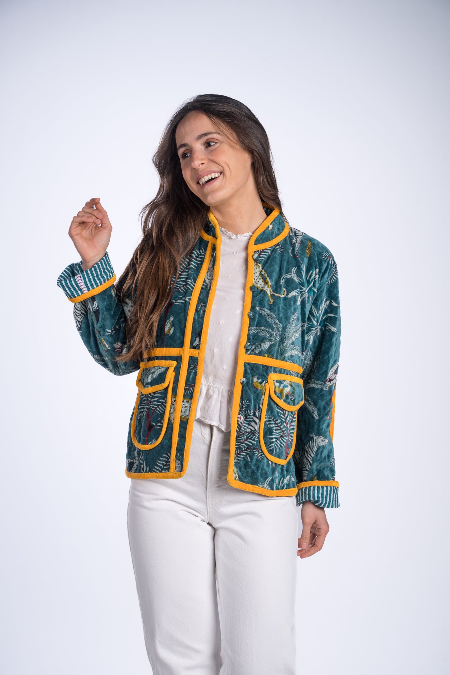 Chaqueta Gauri detalles naranja
