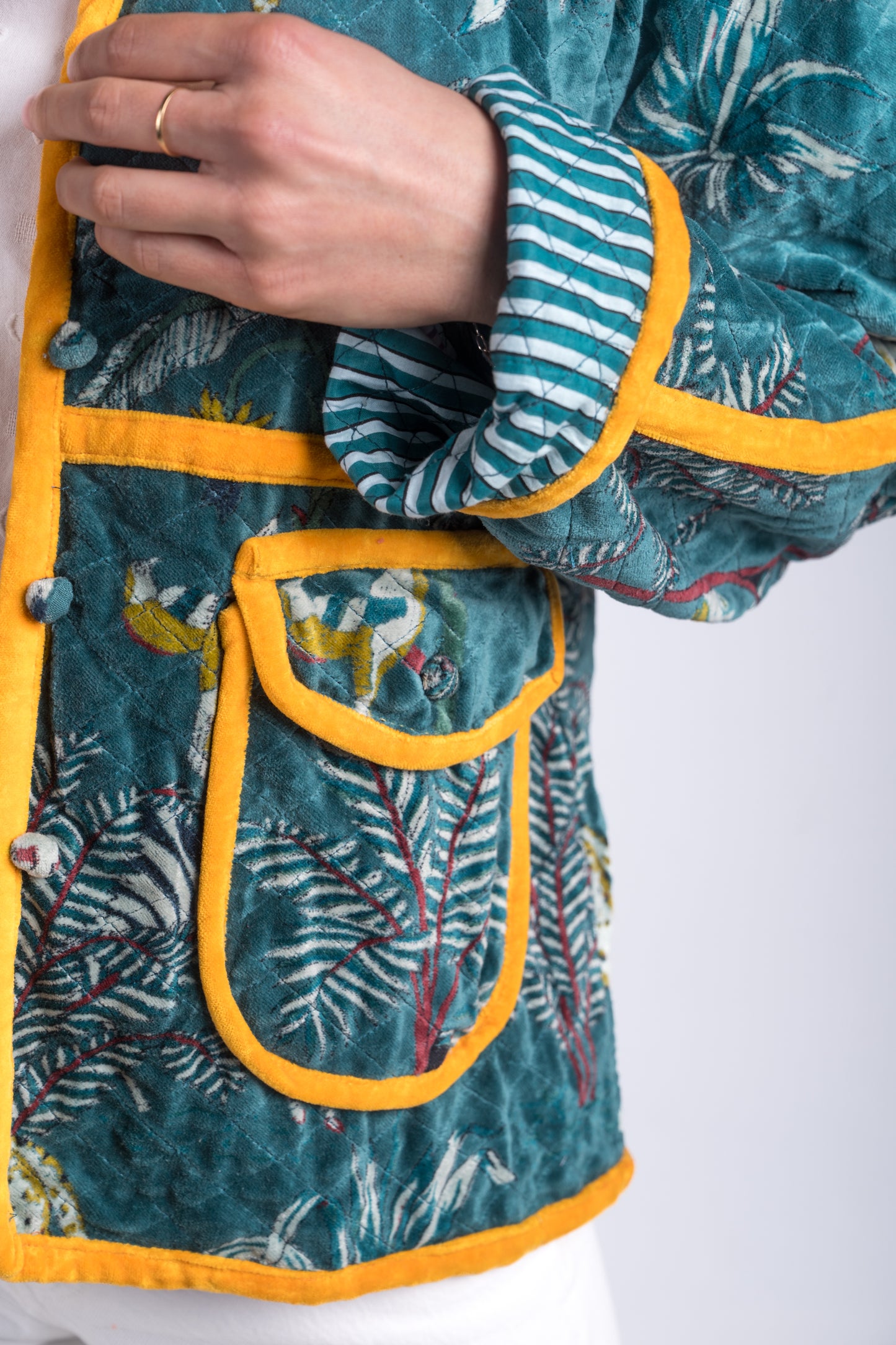 Chaqueta Gauri detalles naranja