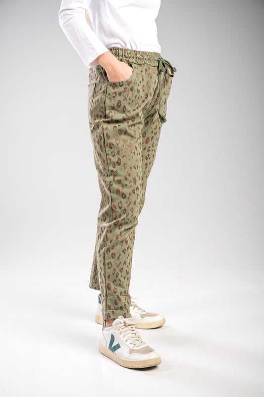 Pantalón verde estampado leopardo