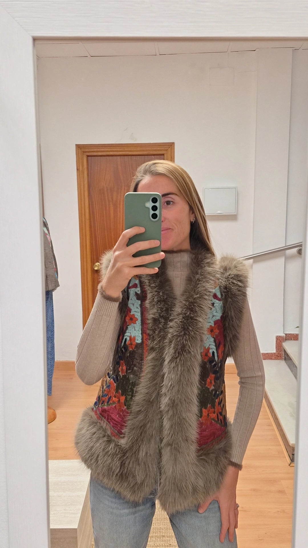 Chaleco bordado pelo crudo