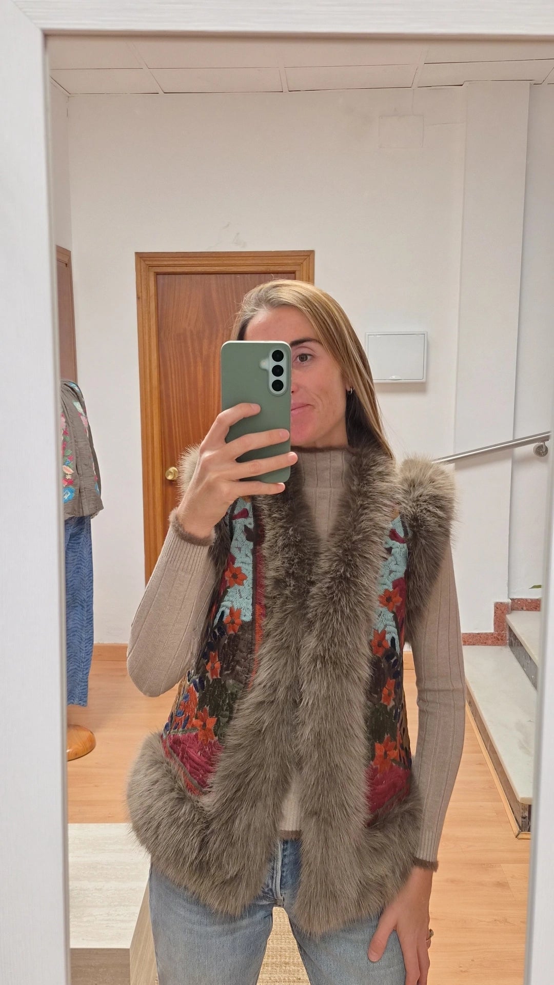 Chaleco bordado pelo crudo