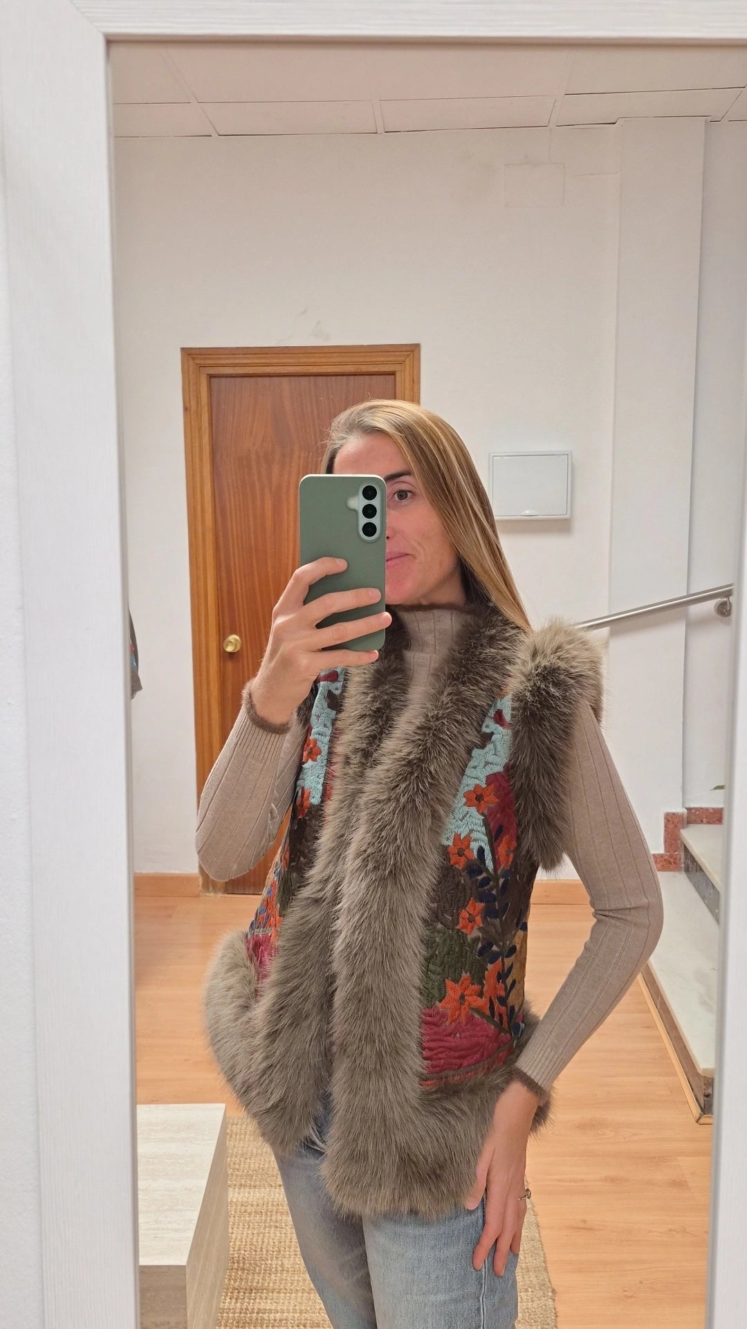 Chaleco bordado pelo crudo