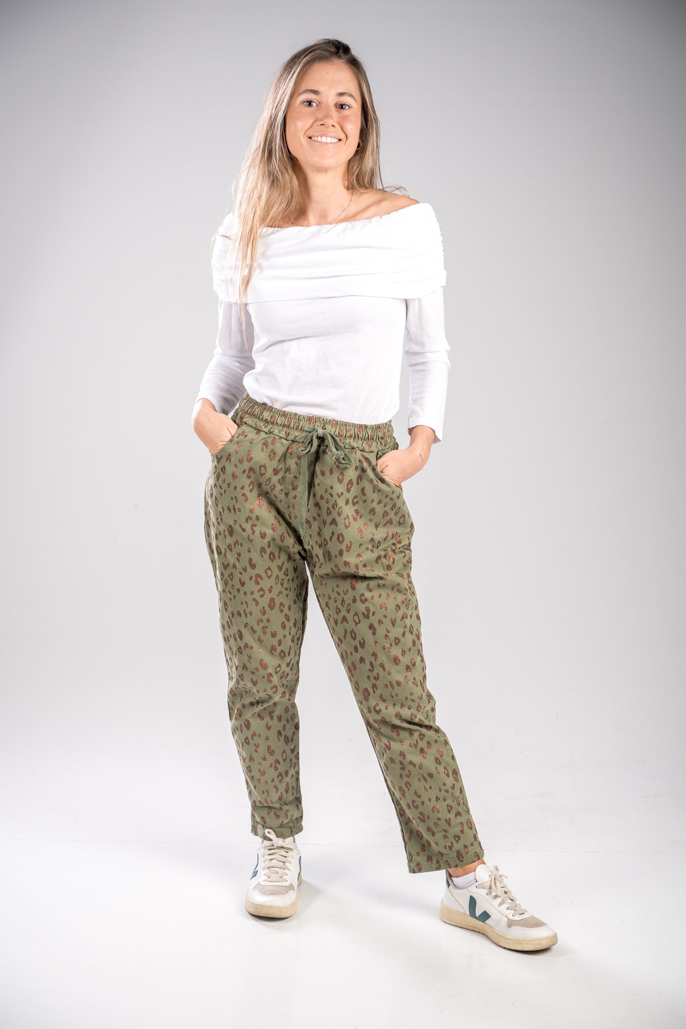 Pantalón verde estampado leopardo