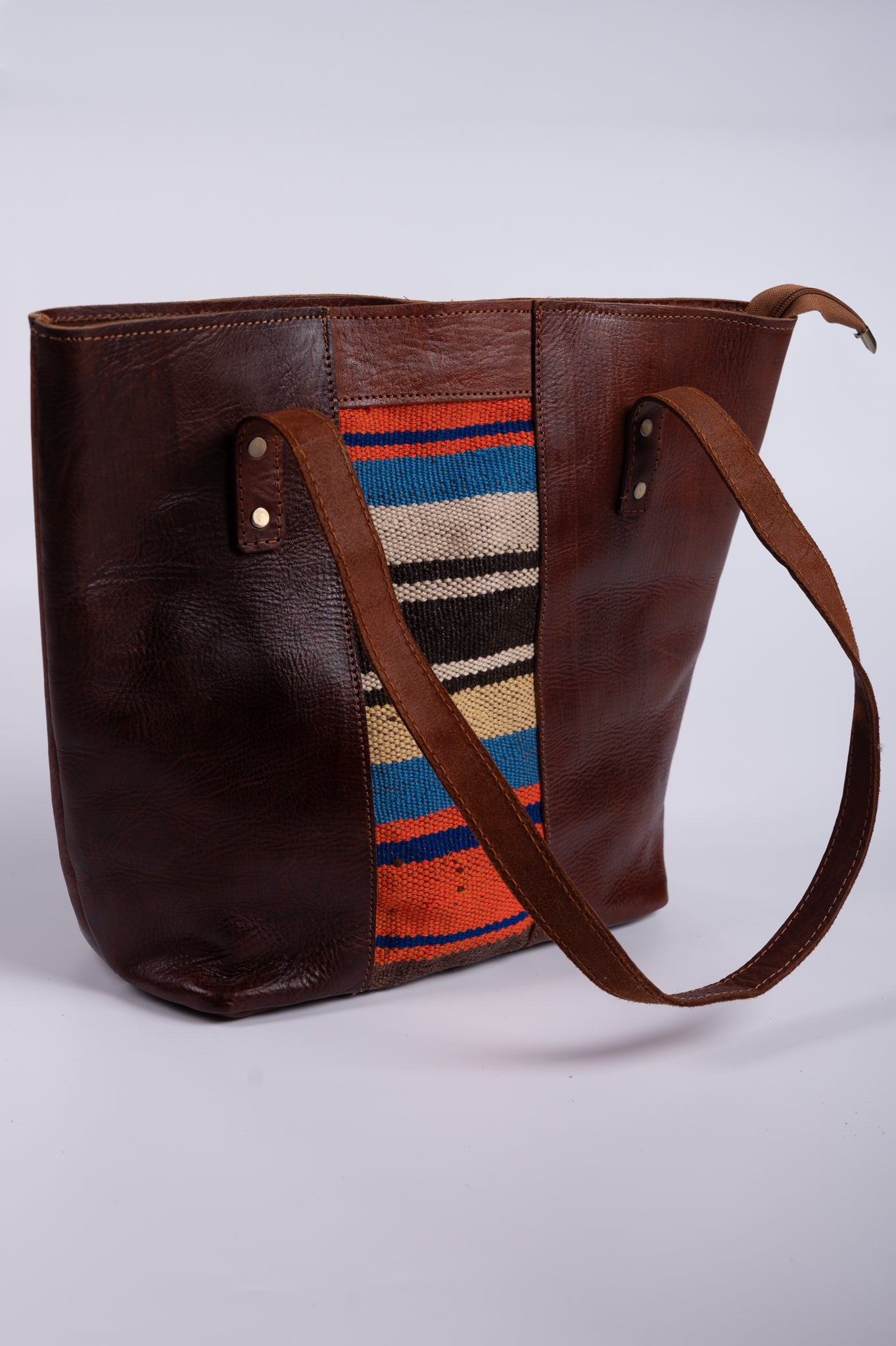 Bolso piel detalle étnico
