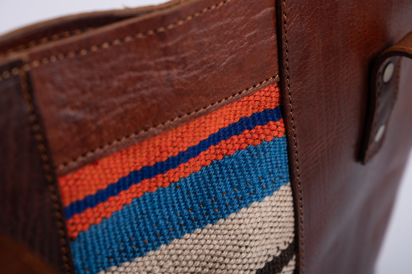 Bolso piel detalle étnico