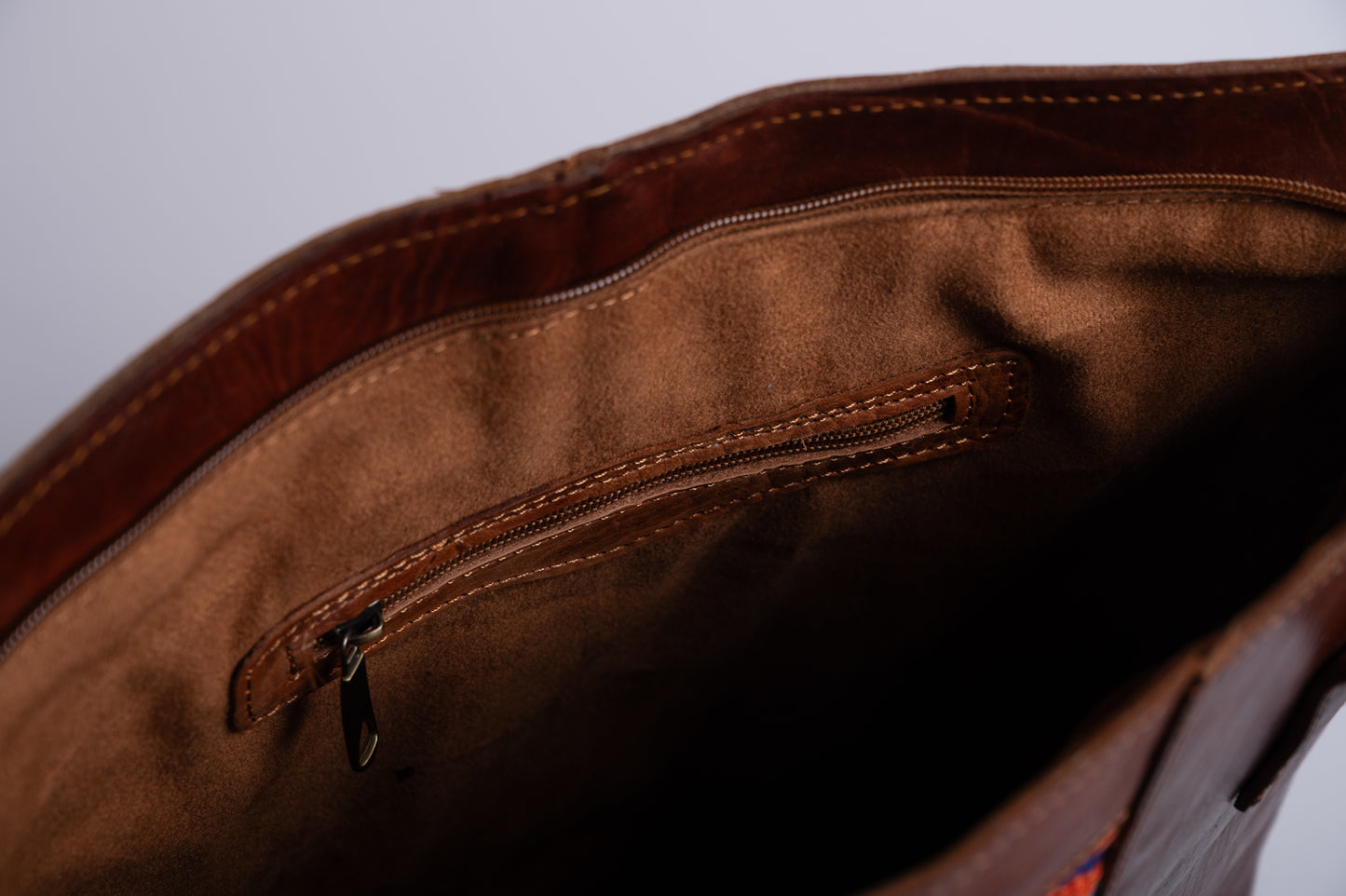 Bolso piel detalle étnico