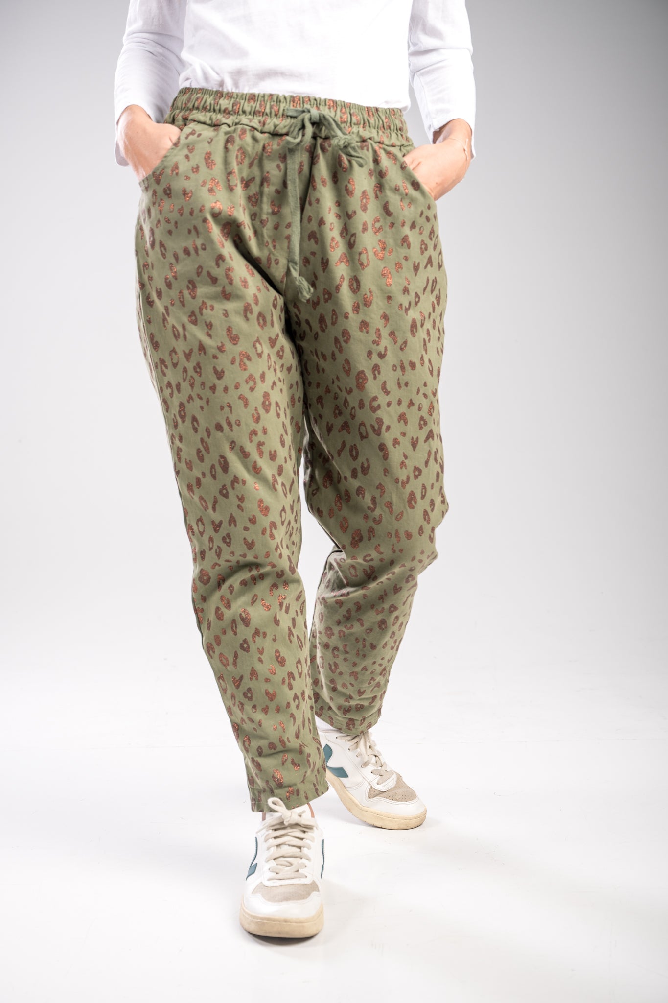 Pantalón verde estampado leopardo