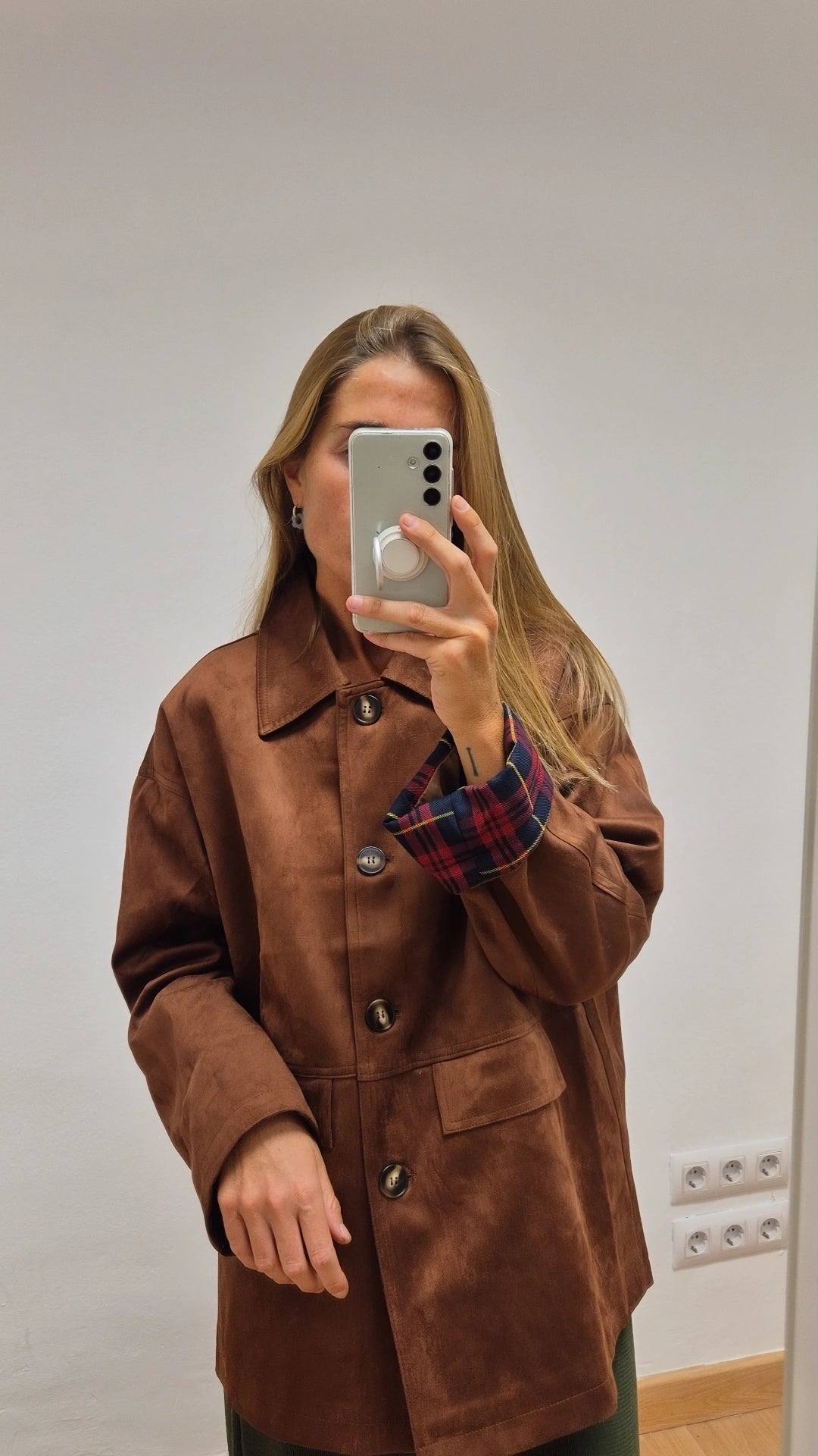 Chaqueta ante marrón detalle escocés manga