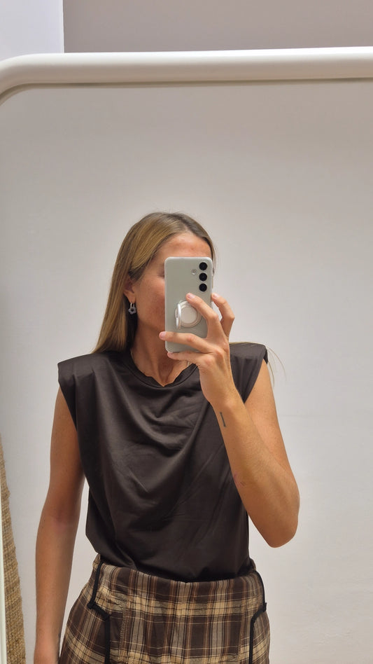 Camiseta marrón básica hombreras