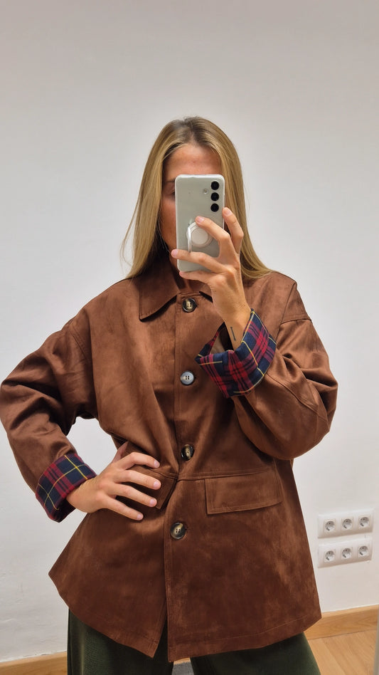 Chaqueta ante marrón detalle escocés manga