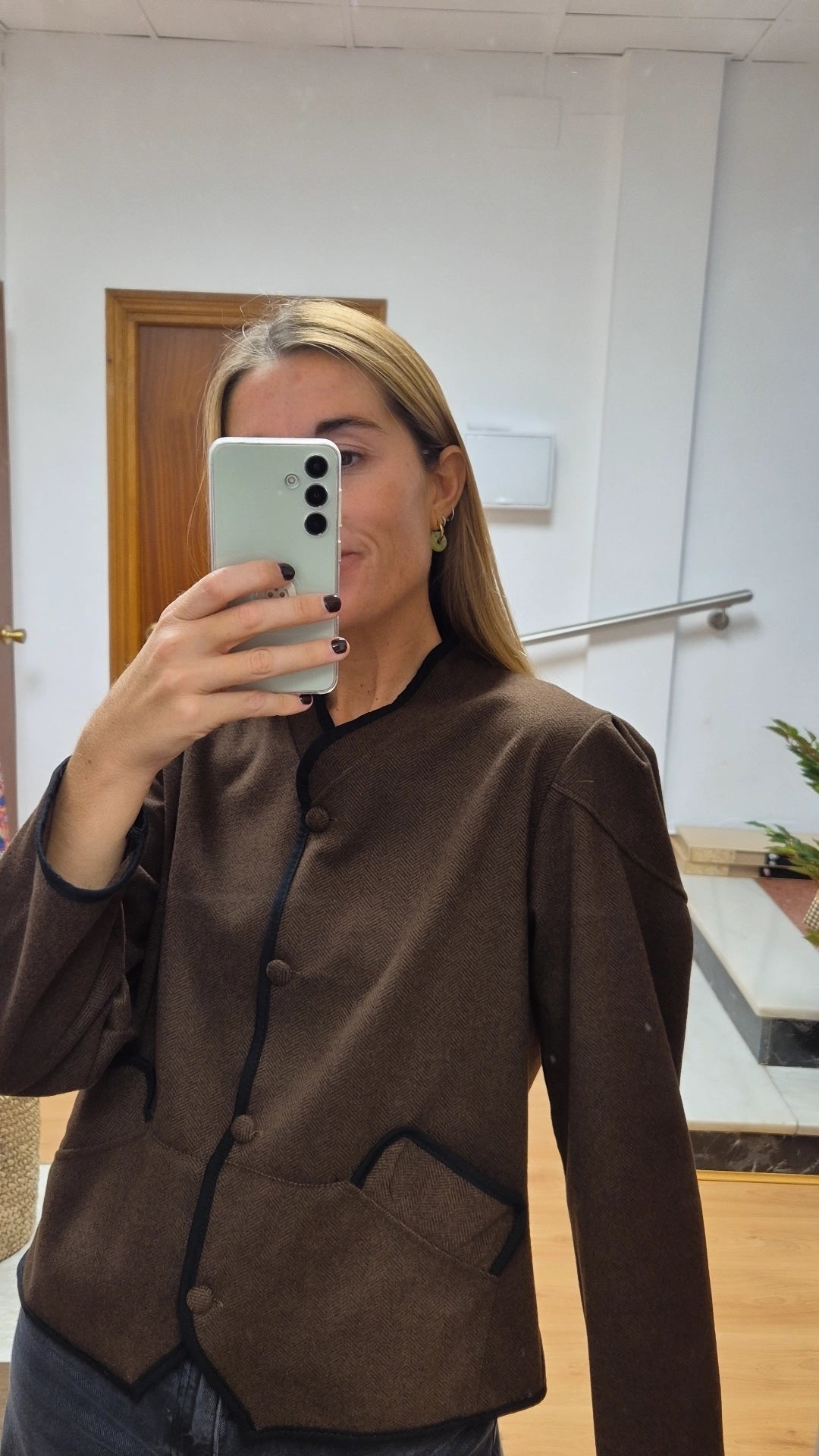 Chaqueta paño chocolate detalles negro