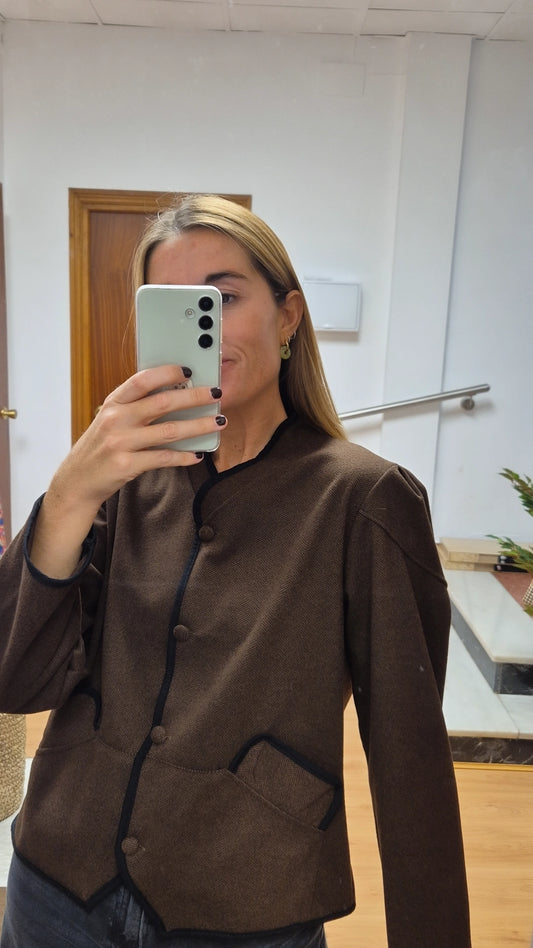 Chaqueta paño chocolate detalles negro