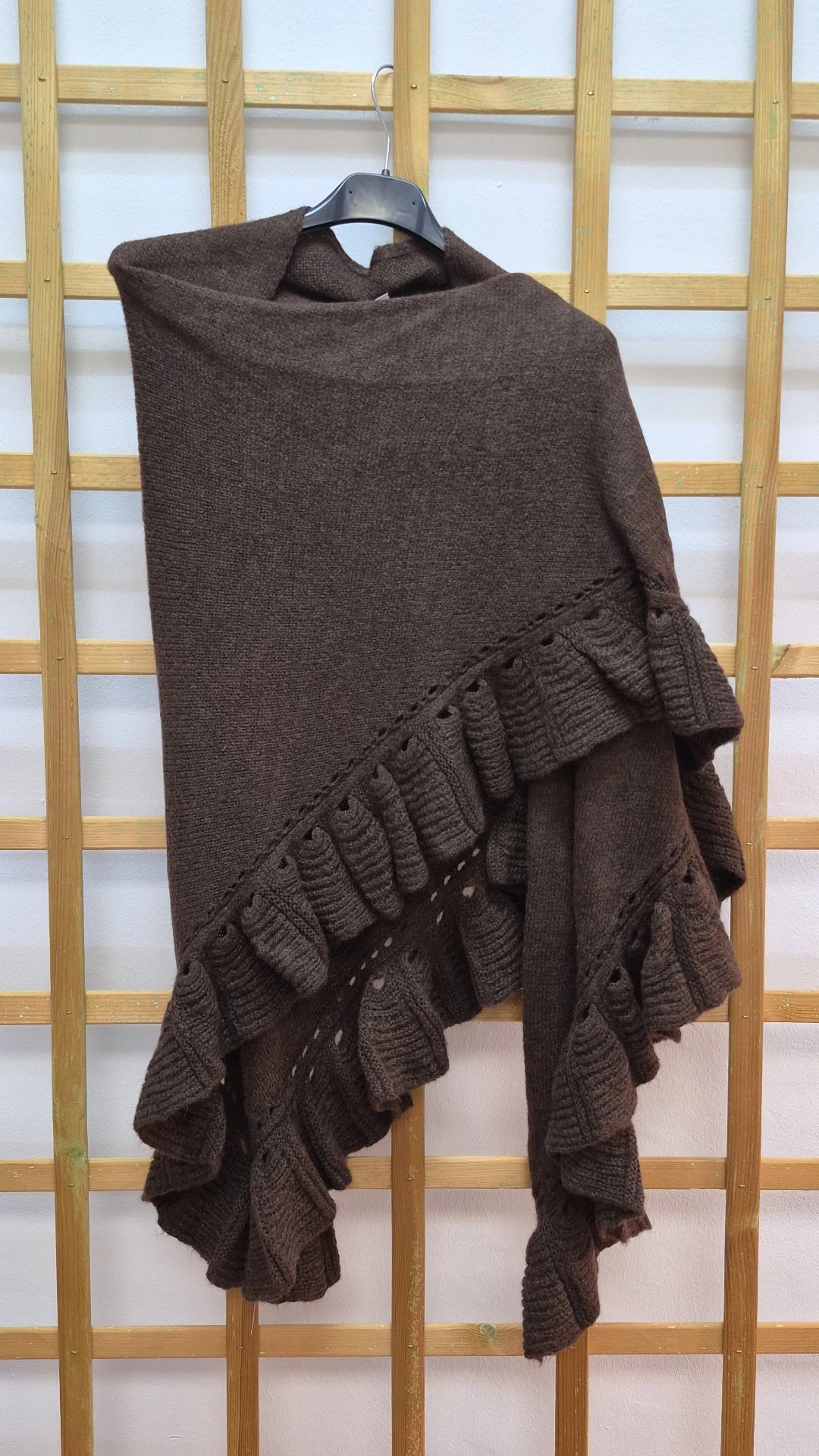 Poncho detalle volante marrón