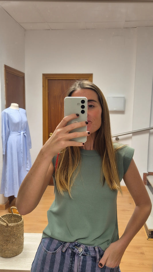 Top de punto con hombreras verde