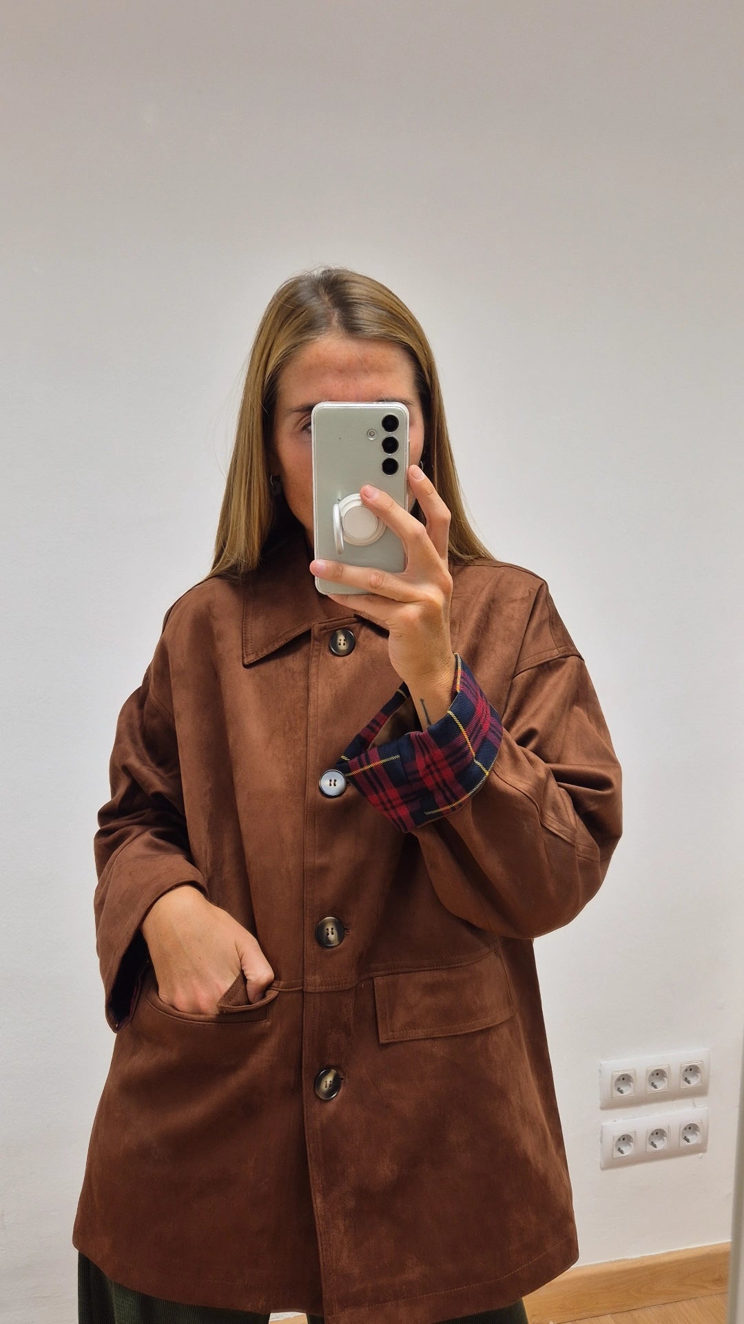 Chaqueta ante marrón detalle escocés manga