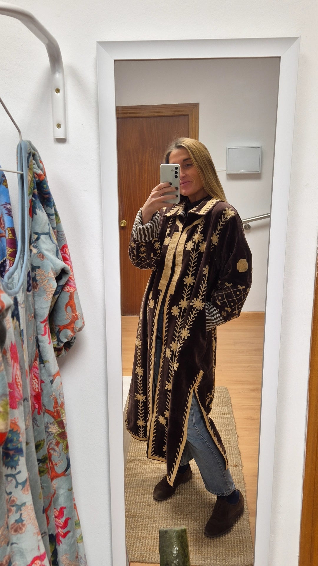 Abrigo Ankit terciopelo marrón chocolate