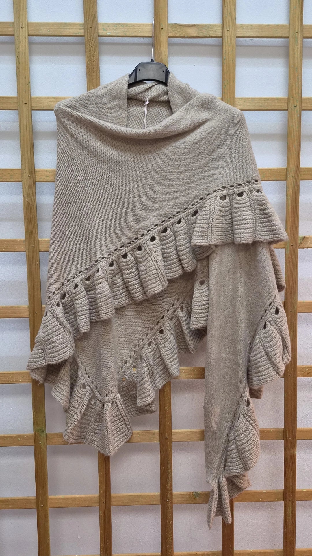 Poncho detalle volante crudo