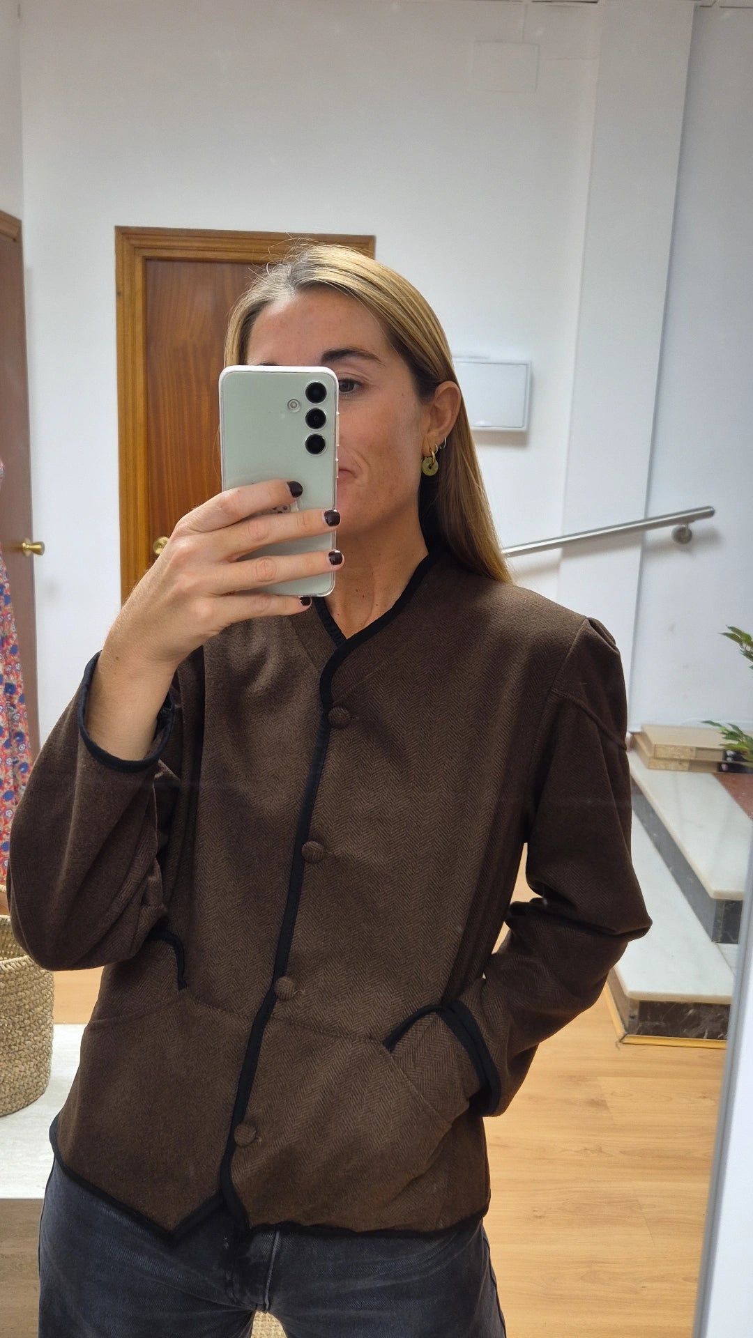 Chaqueta paño chocolate detalles negro