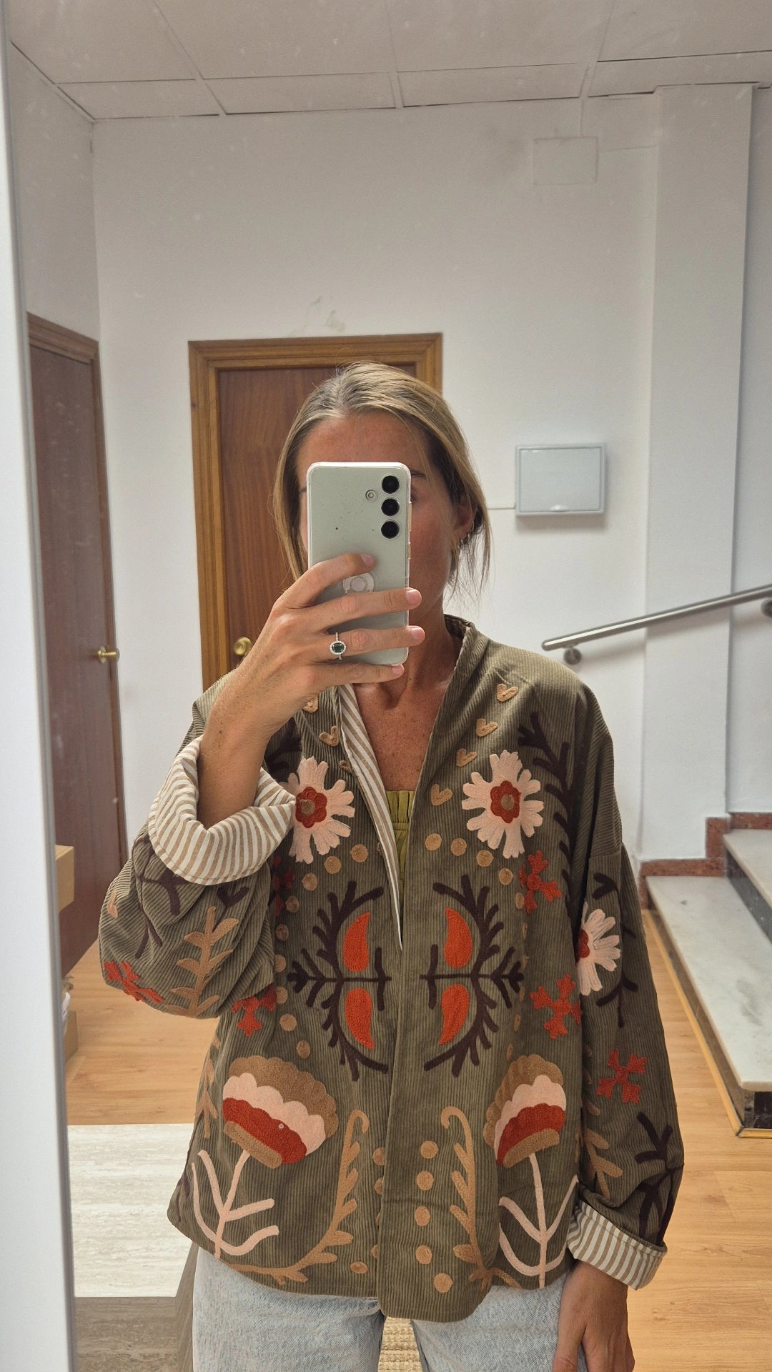 Chaqueta pana bordada