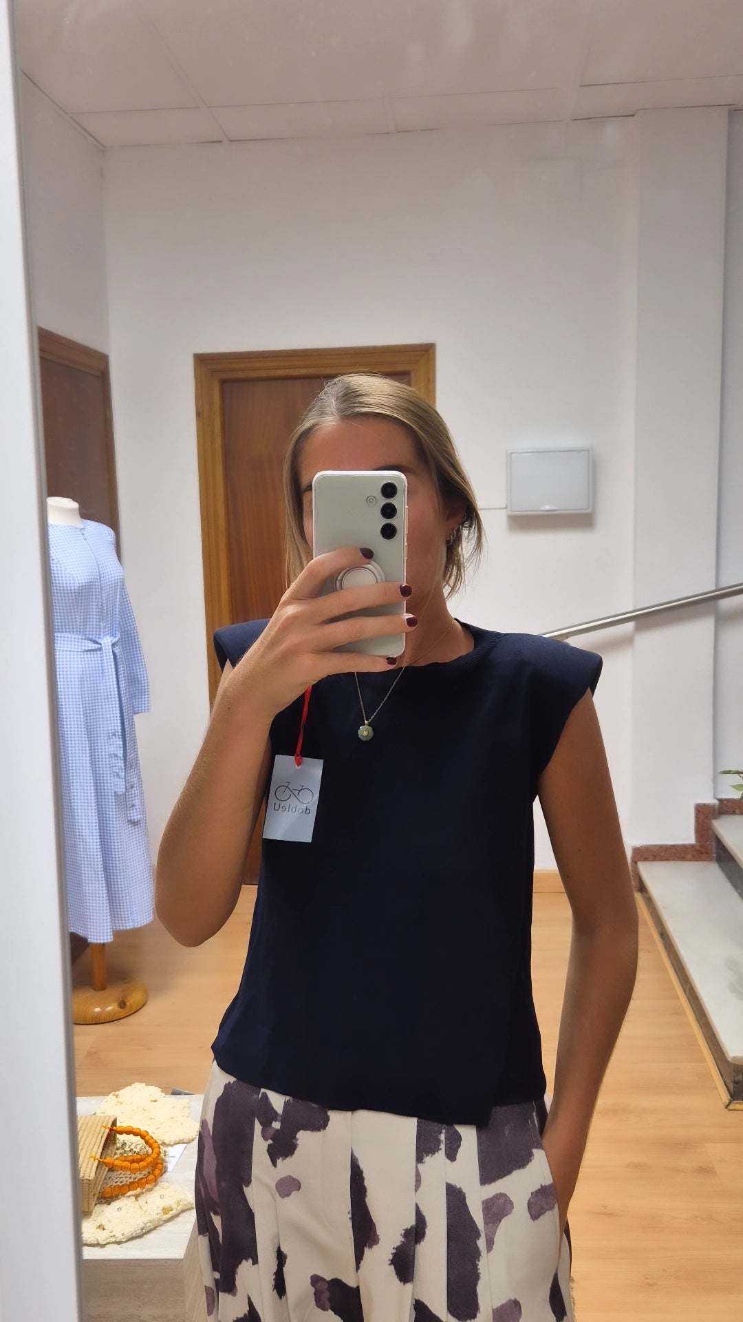 Top de punto con hombreras azul marino