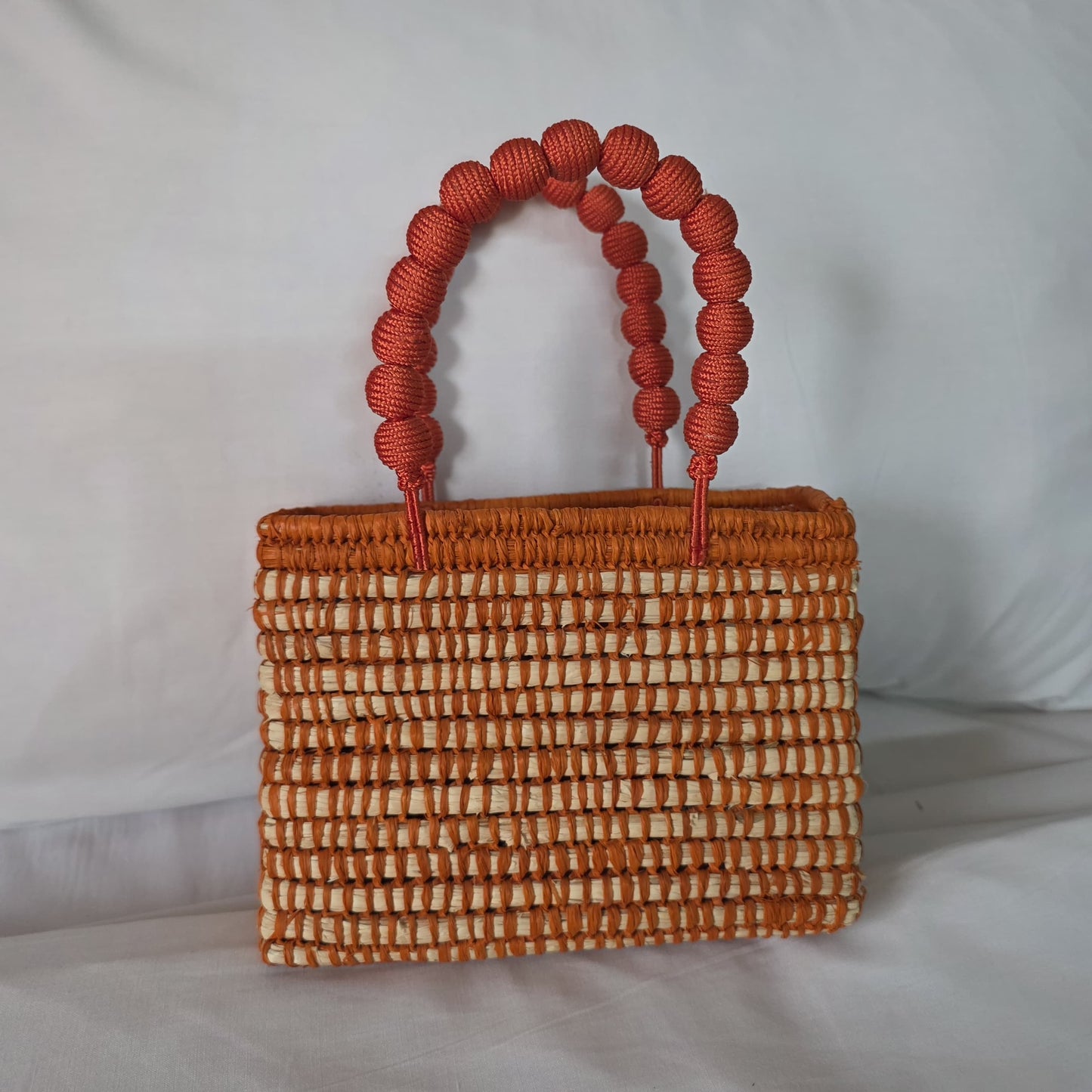 Bolso artesanal de rafia y algodón tierra