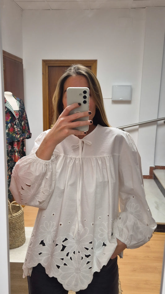 Blusa flores perforadas blancas