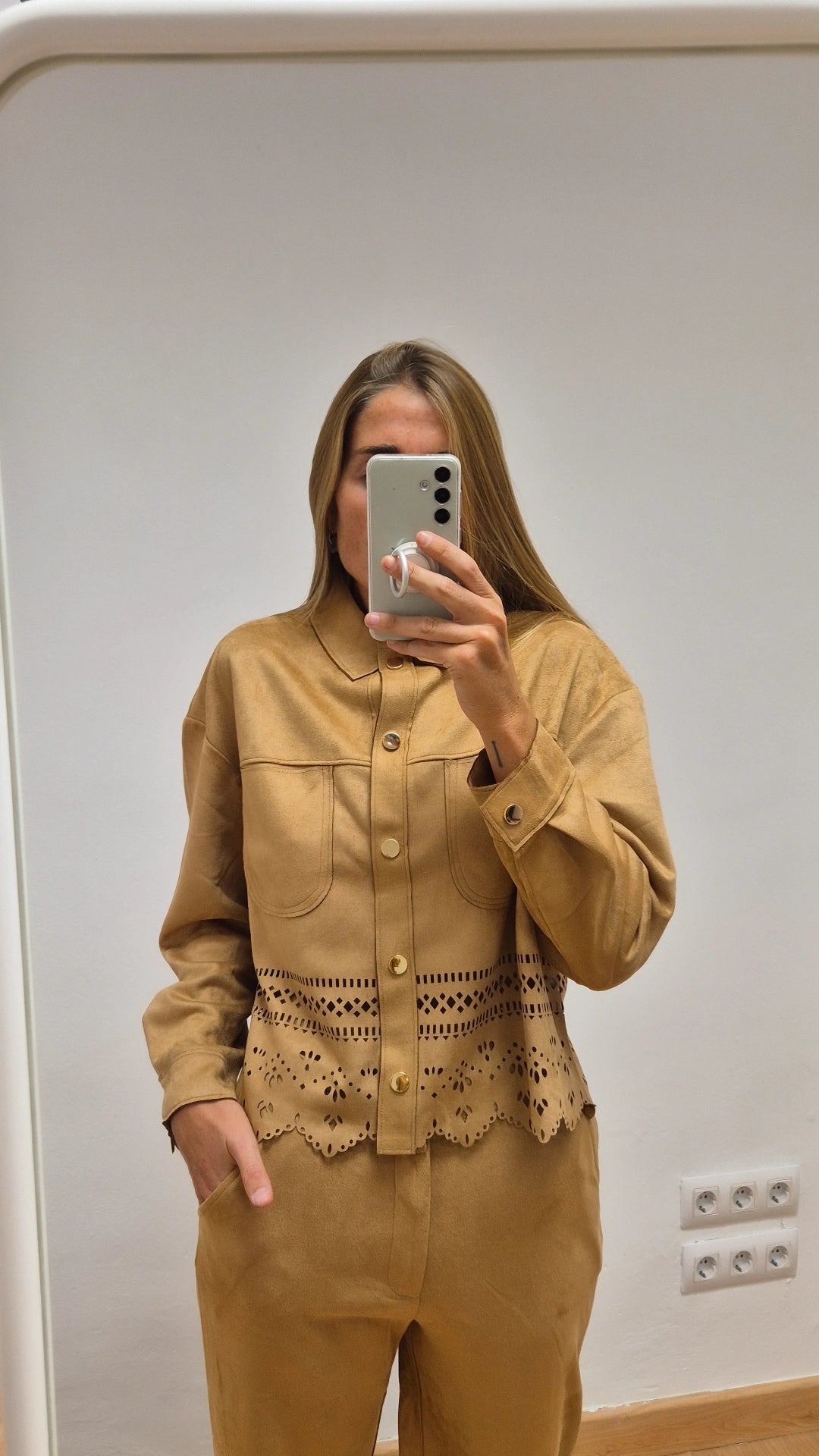 Conjunto ante detalles perforados