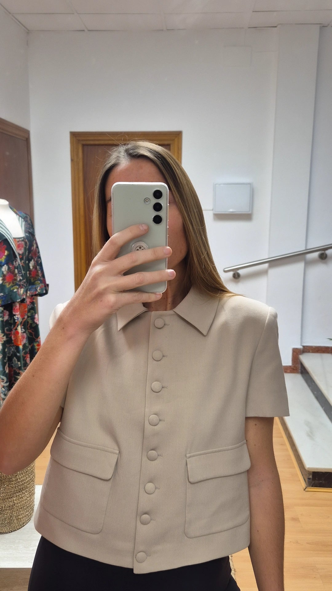 Chaqueta corta beige