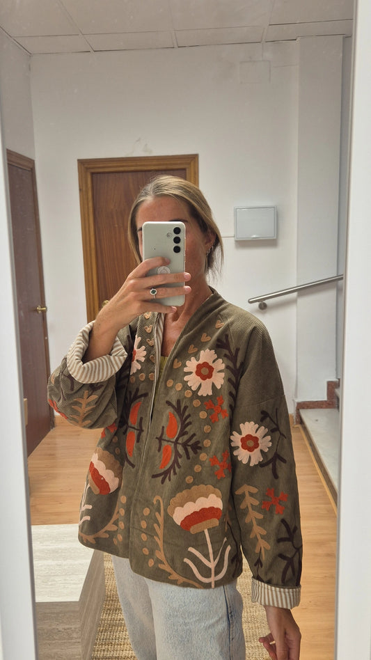 Chaqueta pana bordada
