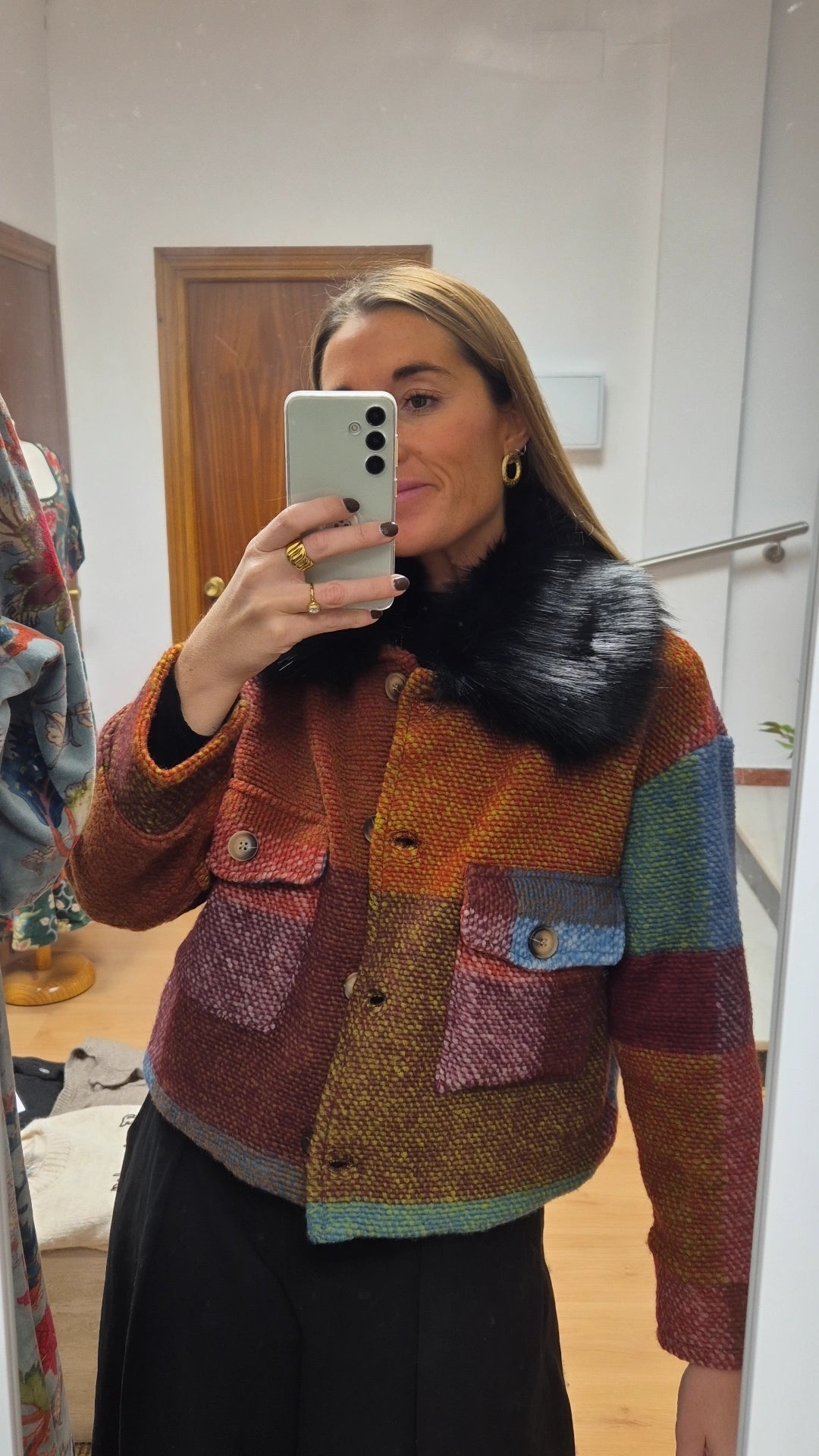 Abrigo colorido detalle pelo