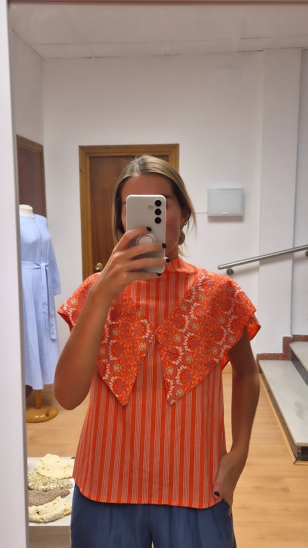 Blusa rayas y estampado coral