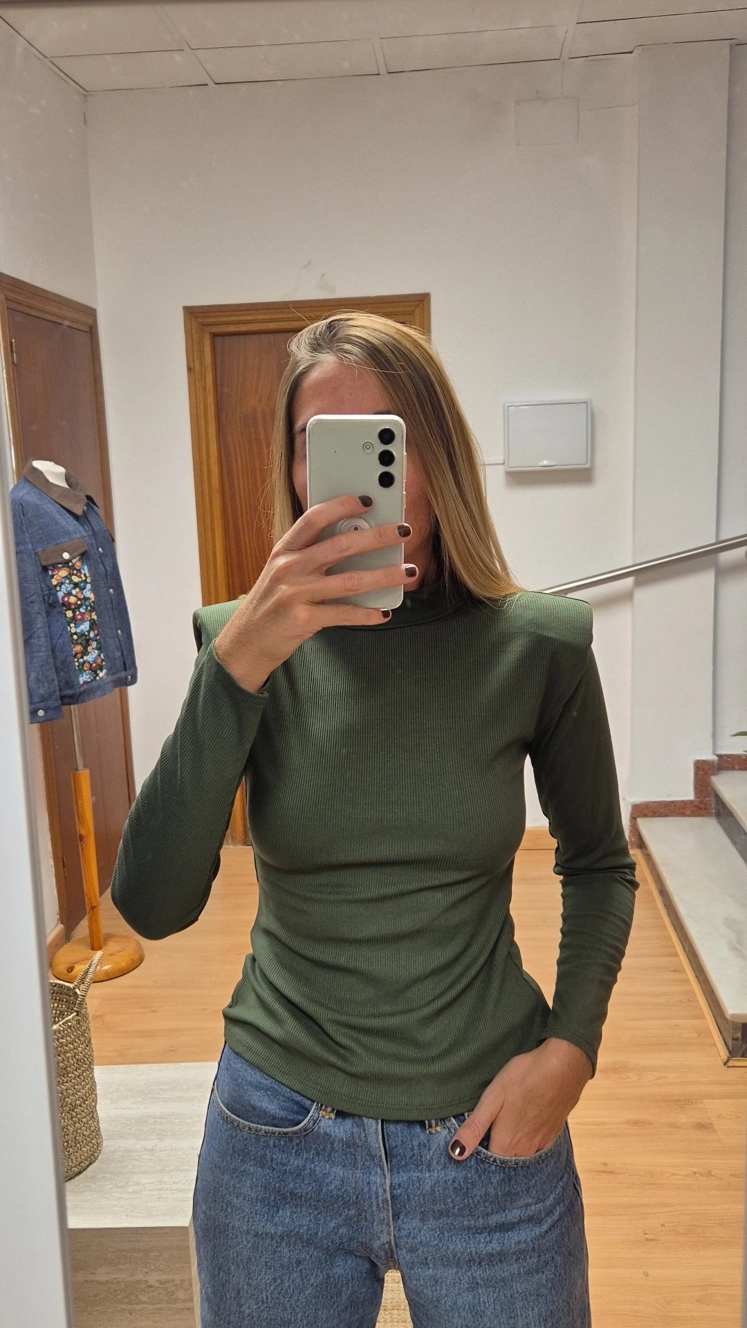 Camiseta básica hombreras verde