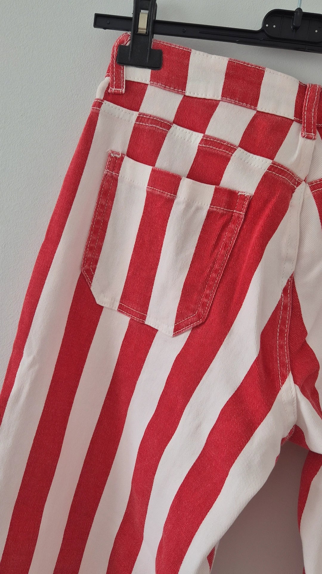 Pantalón denim rayas fresa