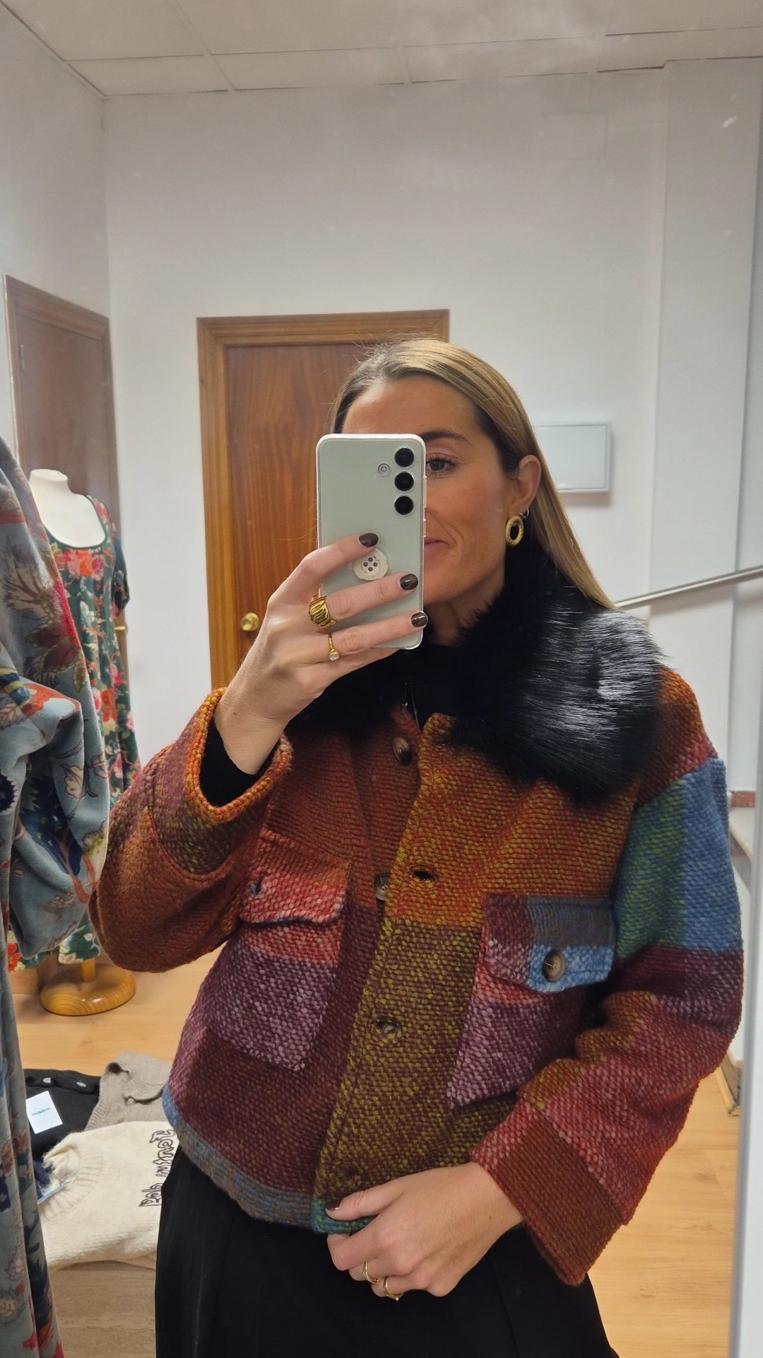 Abrigo colorido detalle pelo