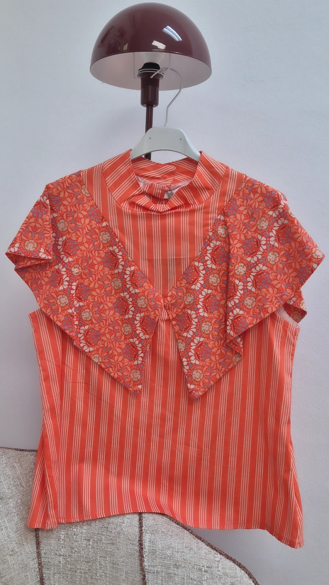 Blusa rayas y estampado coral