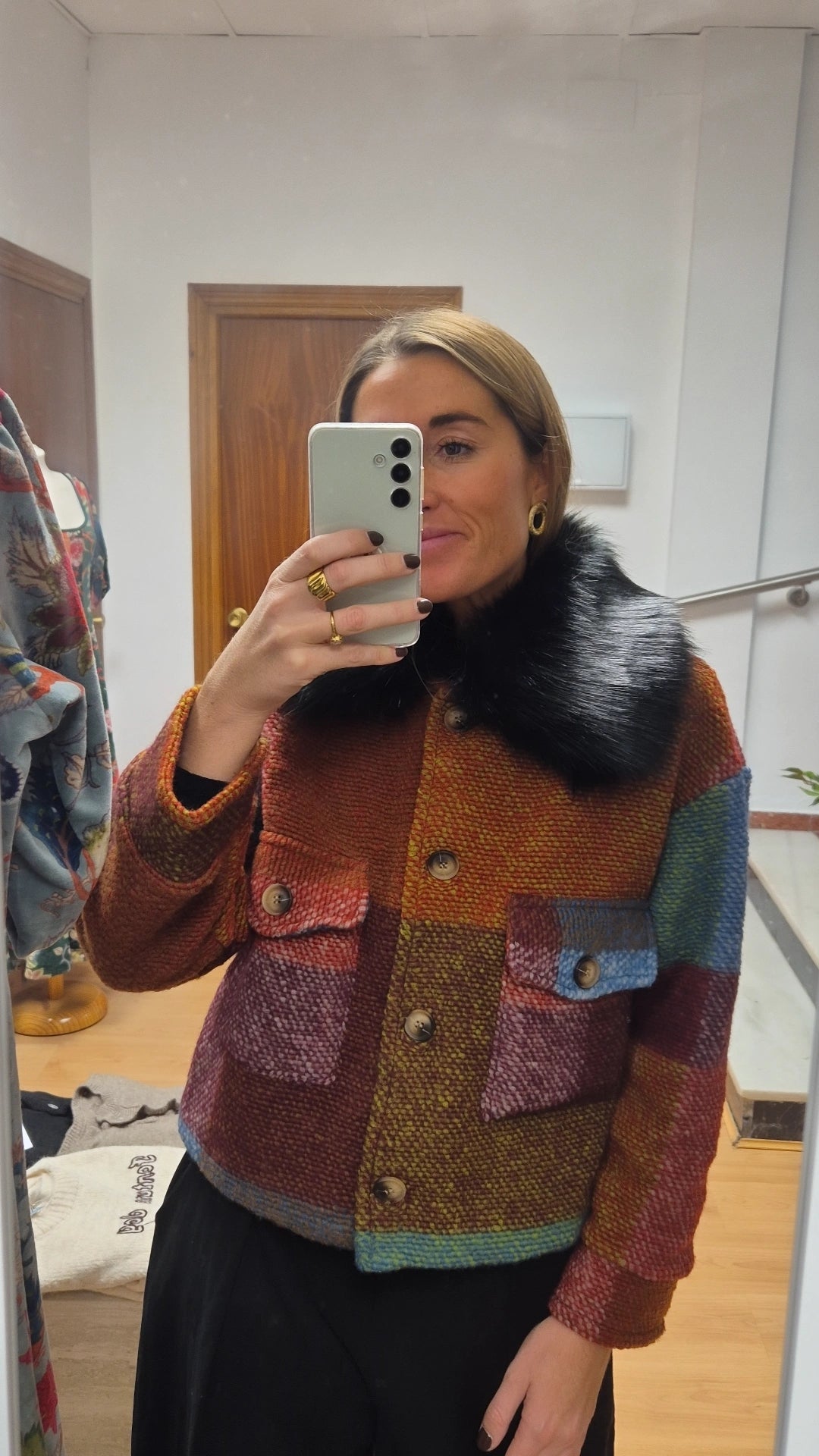 Abrigo colorido detalle pelo