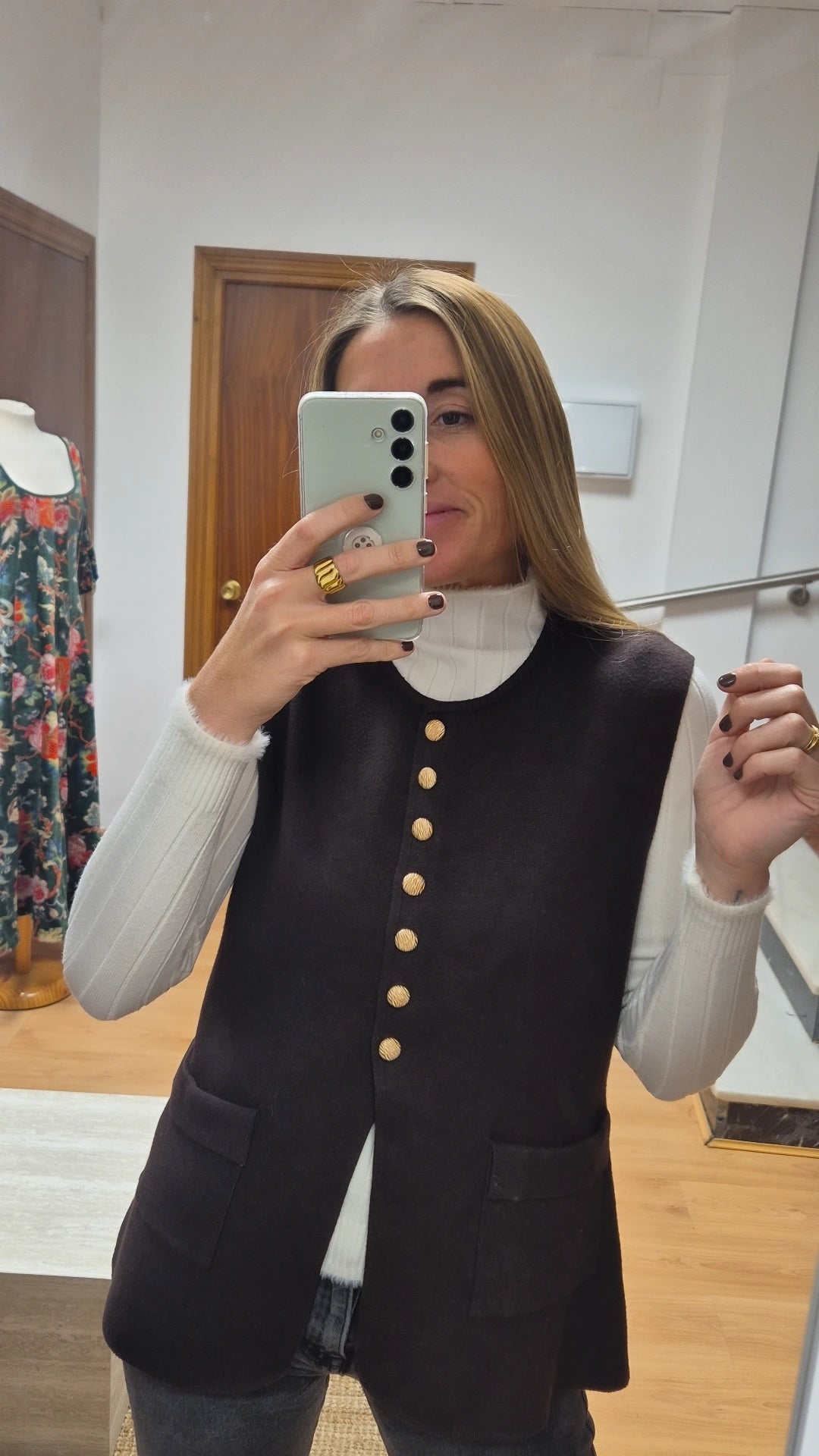 Chaleco botoncitos marrón chocolate