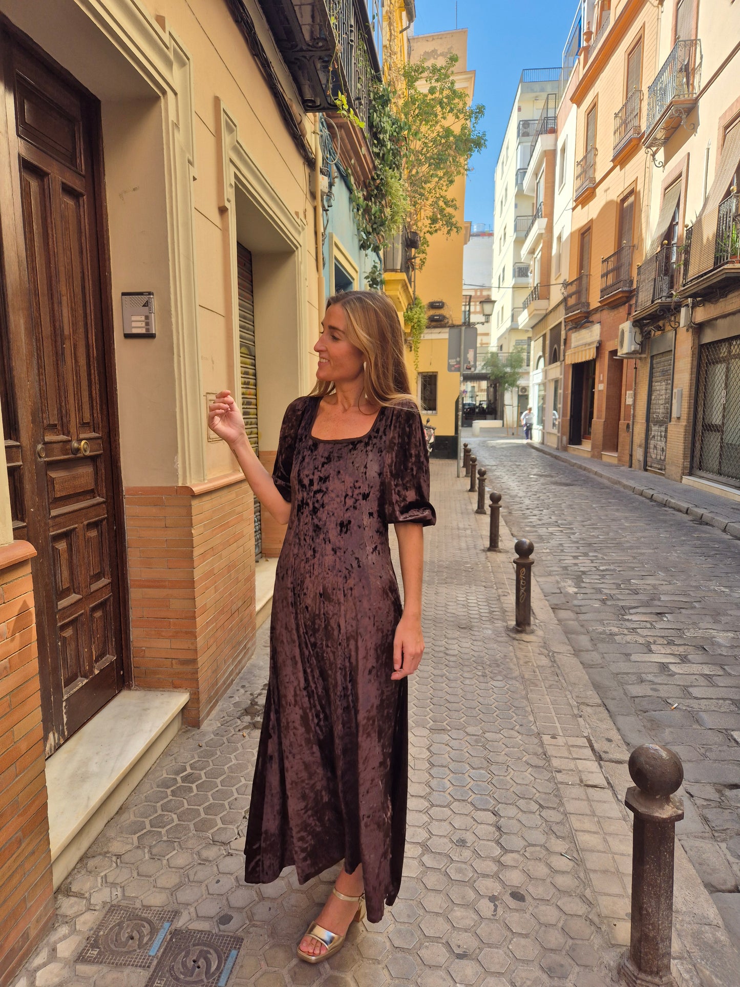 Vestido Moniquita con mangas chocolate