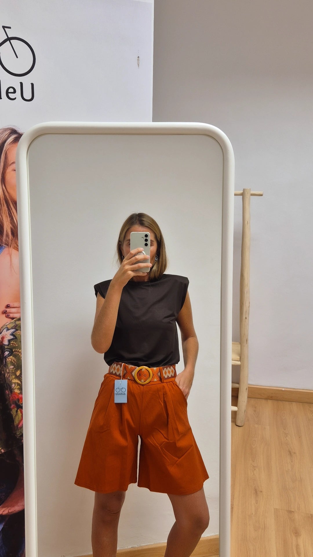 Pantalón corte rodilla teja