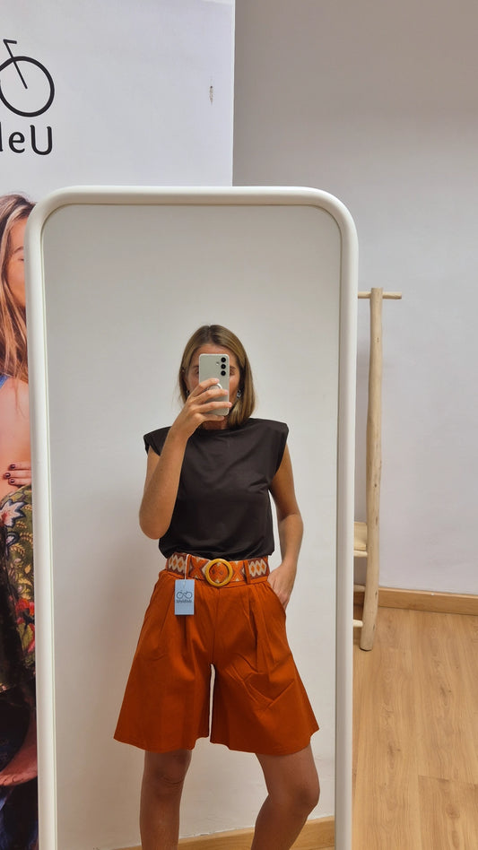 Pantalón corte rodilla teja